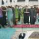 بالفيديو.. رجل يعتدي على إمام مسجد أثناء الصلاة في ماليزيا
