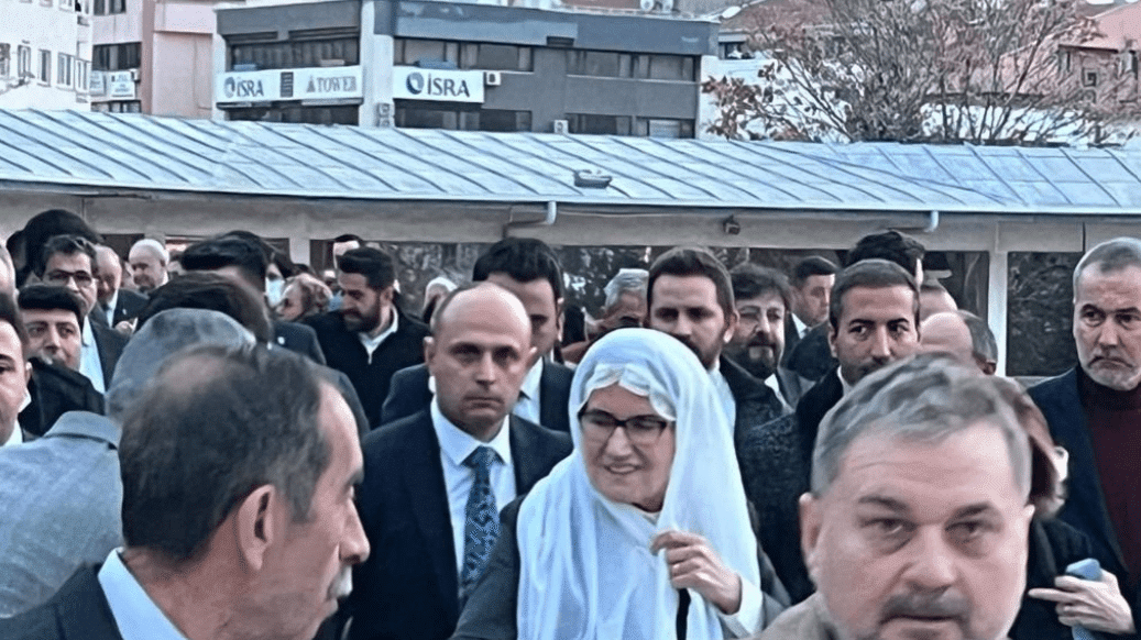ميرال أكشنار ترتدي الحجاب في مناطق الزلزال