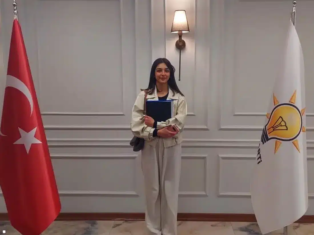 نيسا ألبتكين.. قصَّة أصغر مرشحة لعضوية برلمان تركيا