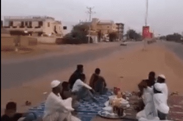 مشهد لا يصدق.. إفطار سوداني بالشارع على وقع الرصاص الحي