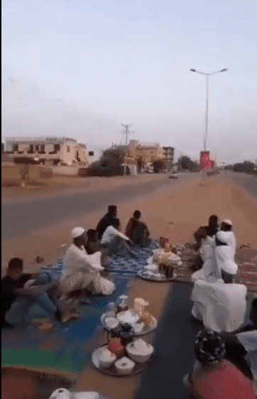 مشهد لا يصدق.. إفطار سوداني بالشارع على وقع الرصاص الحي