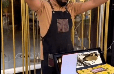حق الملح.. فيديو لشاب يهدي زوجته 30 ليرة ذهب يشغل الأردنيين