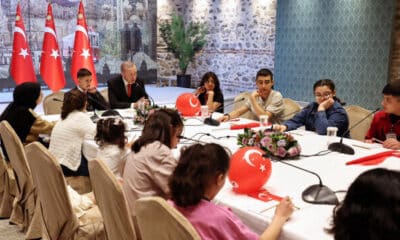 أردوغان يستقبل الأطفال المتضررة من الزلزال في إسطنبول