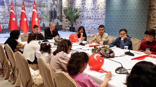 أردوغان يستقبل الأطفال المتضررة من الزلزال في إسطنبول