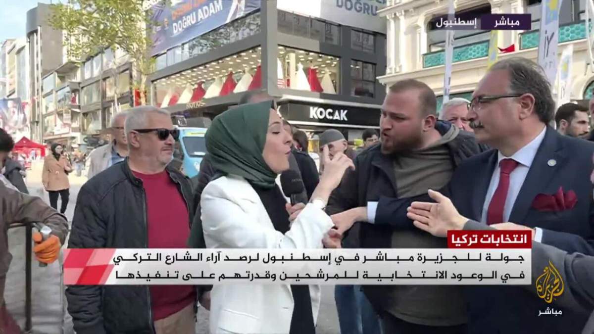 شاهد.. مؤيد حزب تركي معارض يعتدي على مراسلة لشبكة الجزيرة