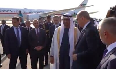 محمد بن زايد يختبر أول سيارة تركية محلية الصنع بحضور أردوغان (فيديو)