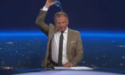 إعلامي شهير يسكب الماء على رأسه في نهاية نشرته الإخبارية والسبب مفاجئ “فيديو”