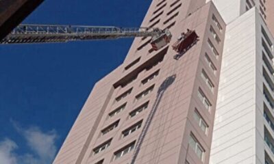 فيديو.. لحظات مرعبة لعمال عالقين في السماء بعد انهيار سقالات بناء بإسطنبول