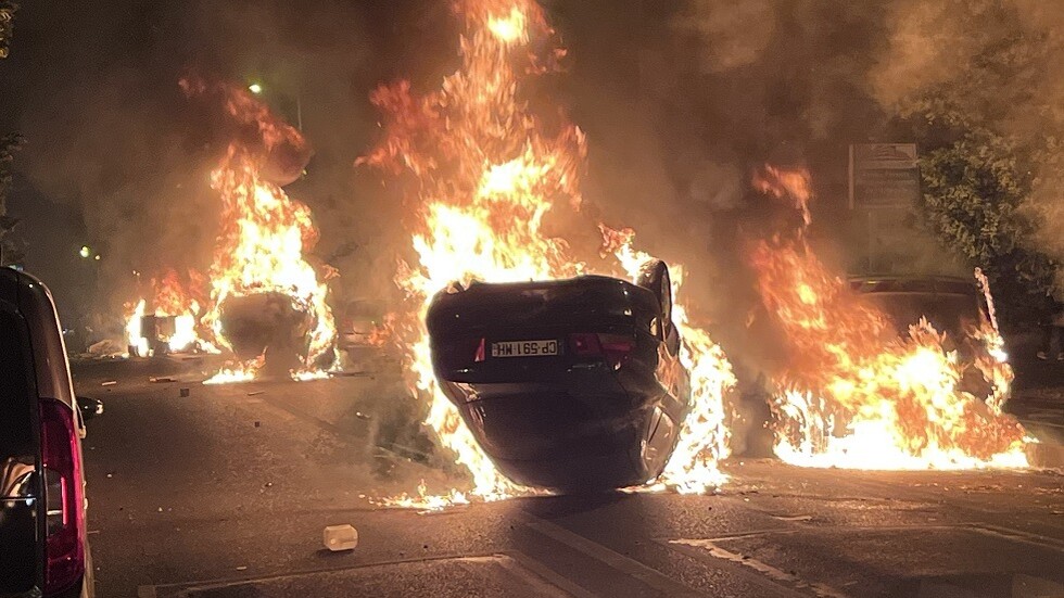 النيران تلتهم أكثر من 1300 سيارة و 234 مبنى الليلة الماضية في فرنسا