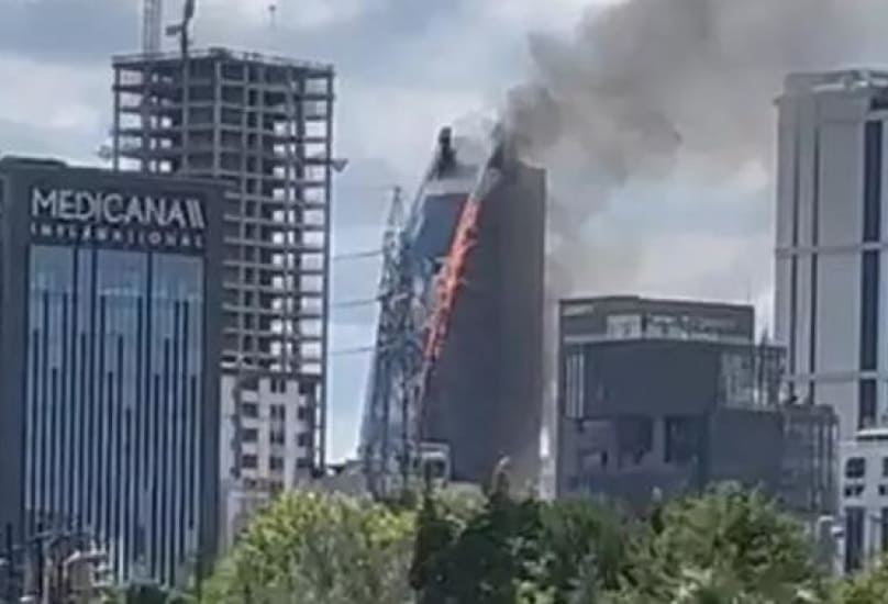 حريق بمبنى مكون من 17 طابقاً في اسطنبول (فيديو)