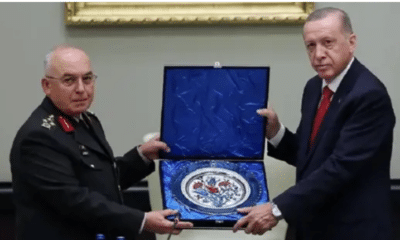 والدموع تُغرق عينيه.. أردوغان يودع قائد القوات البرية بعد إحالته للتقاعد