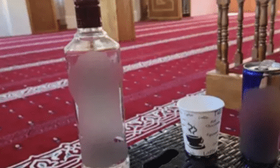 مواطن يُثير غضبًا عارمًا بعد نشره صورة وهو يتناول الخمر داخل مسجد بإسطنبول