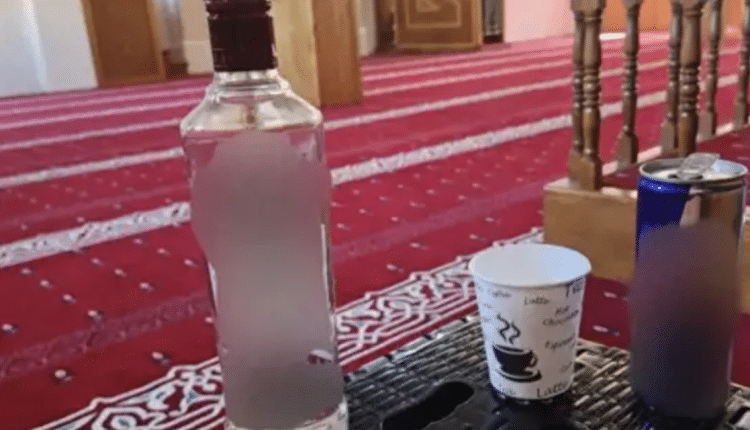 تركيا اليوم مواطن يُثير غضبًا عارمًا بعد نشره صورة وهو يتناول الخمر داخل مسجد بإسطنبول مواطن يُثير غضبًا عارمًا بعد نشره صورة وهو يتناول الخمر داخل مسجد بإسطنبول