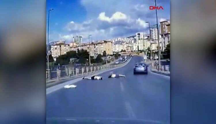 تركيا اليوم مشاهد مؤلمة.. مقتل سائق دراجة نارية وإصابة صديقته بجروح خطيرة في إسطنبول “فيديو” مشاهد مؤلمة.. مقتل سائق دراجة نارية وإصابة صديقته بجروح خطيرة في إسطنبول “فيديو”