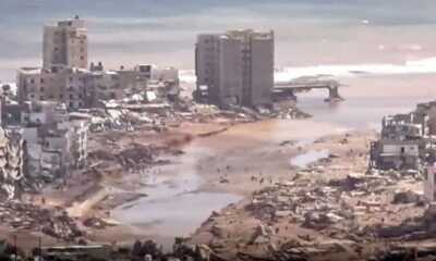 شاهد.. الأمواج تجرف الجثث إلى شواطئ درنة