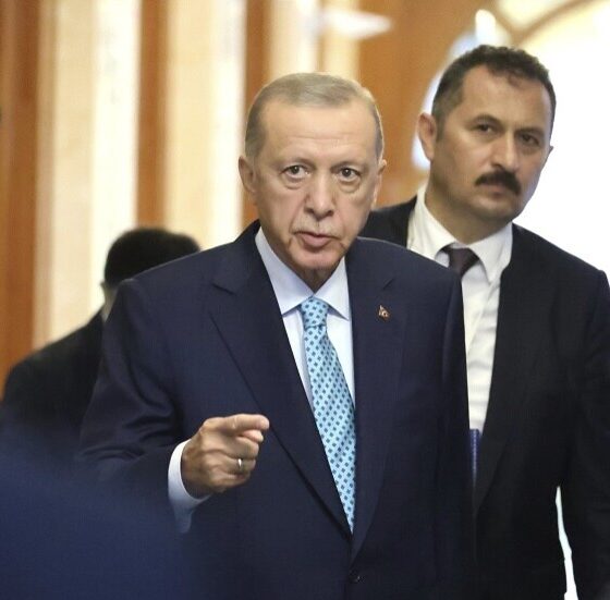 "اضبط كلابك": أردوغان يرفع دعوى قضائية ضد زعيم المعارضة