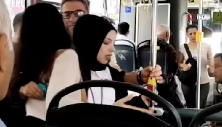 تركيا اليوم حادثة “مخجلة” في حافلة باسطنبول.. فيديو أثار جدلا واسعا حادثة “مخجلة” في حافلة باسطنبول.. فيديو أثار جدلا واسعا