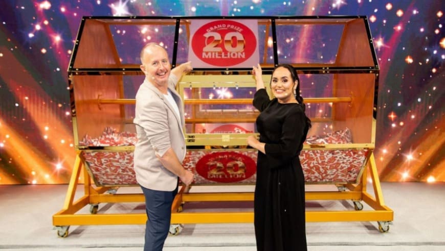 بتذكرة مجانية.. سوري يربح 5.5 ملايين دولار باليانصيب في الإمارات (فيديو)