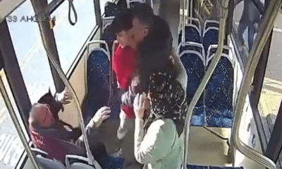 فيديو مروّع يثير ضجة في تركيا.. مدير مدرسة وابنه يتناوبان على ضرب عجوزين داخل حافلة