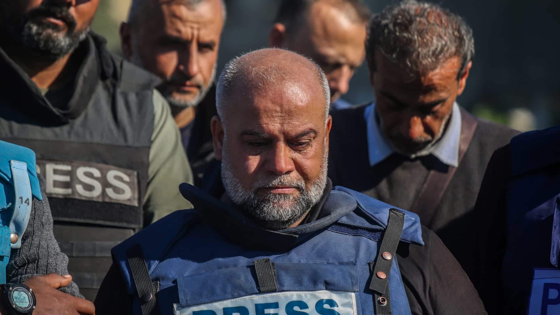 وزيرة تركية توصل تعازي أردوغان للصحفي وائل الدحدوح خلال عزاء والدته (شاهد)