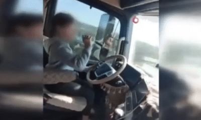 أثارت غضباً في تركيا.. طفلة تقود شاحنة بيد واحدة وبالأخرى تشرب الماء
