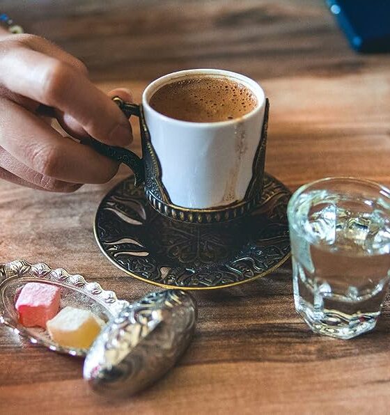 الكاميرات توثق لحظة التسمم: سيدة تعبئ منظفًا خطيرًا بدل القهوة في مقهى باسطنبول