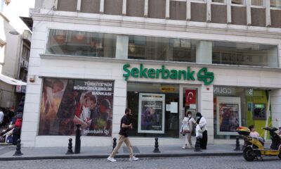 صحيفة تهاجم بنكاً يقدم قروضاً لشركات بشرط توظيف لاجئين سوريين في تركيا