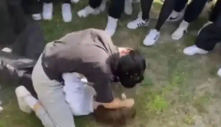 تركيا اليوم معركة بين طالبات الثانوية تشعل مواقع التواصل في أنطاليا “فيديو” معركة بين طالبات الثانوية تشعل مواقع التواصل في أنطاليا “فيديو”