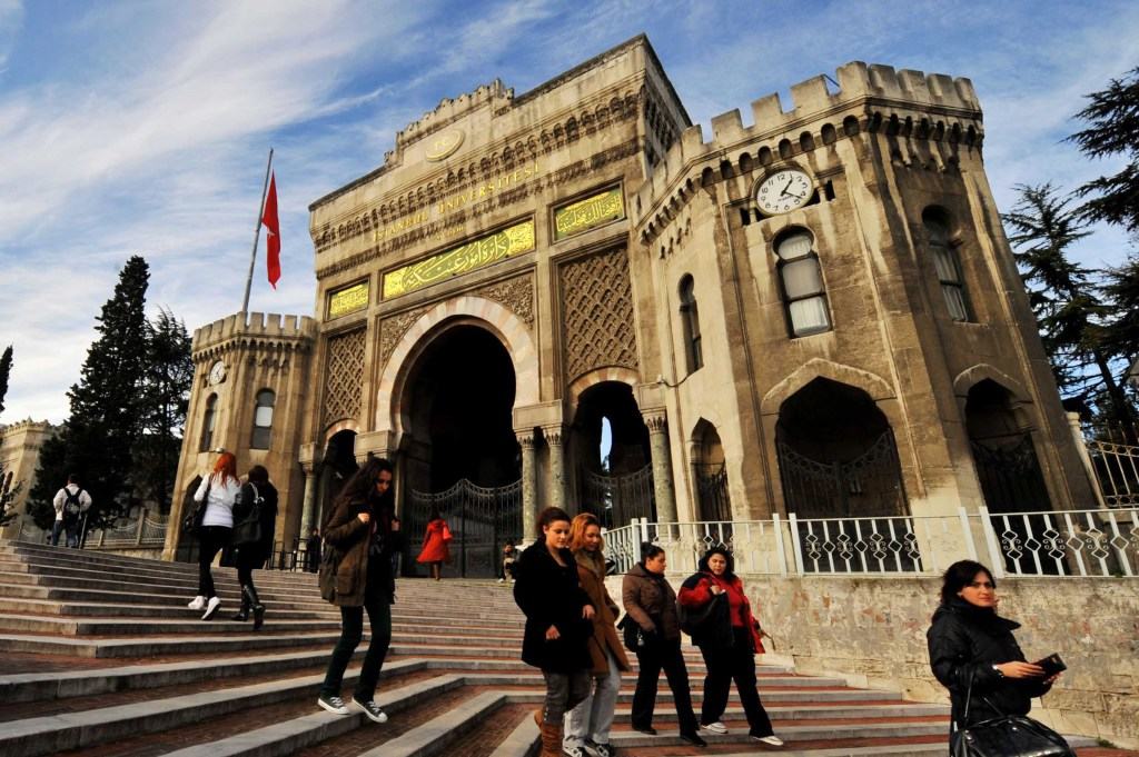 تسهيلات للطلاب.. إنجاز معاملات الإقامة في جامعة إسطنبول دون زيارة إدارة الهجرة