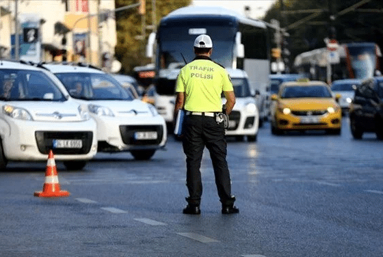 فيديو.. مخالفة وزير المواصلات التركي بسبب القيادة بسرعة "جنونية"