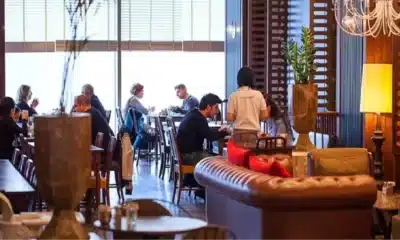 هل أصبح الجلوس في المقاهي في إسطنبول مكلفًا؟ رسوم الطاولة تثير الجدل!