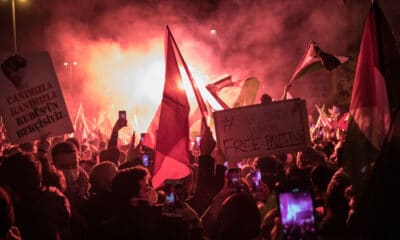 متظاهرون يشعلون النيران في محيط قنصلية إسرائيل باسطنبول احتجاجا على قصف النازحين في رفح..(فيديو)