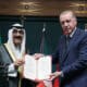 الرئيس أردوغان يقلّد أمير الكويت الشيخ مشعل بوسام الدولة التركية