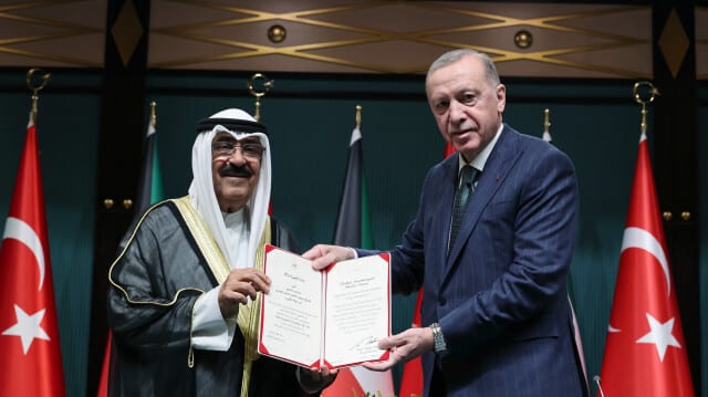 الرئيس أردوغان يقلّد أمير الكويت الشيخ مشعل بوسام الدولة التركية