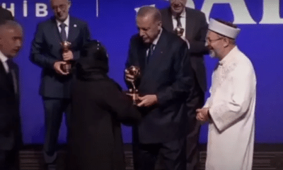 أردوغان يمنح سيدة سورية جائزة "اللطف الدولية"