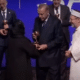 أردوغان يمنح سيدة سورية جائزة "اللطف الدولية"