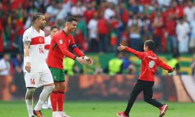 طفل يقتحم مباراة البرتغال وتركيا.. ورد فعل رائع من رونالدو (فيديو وصور)