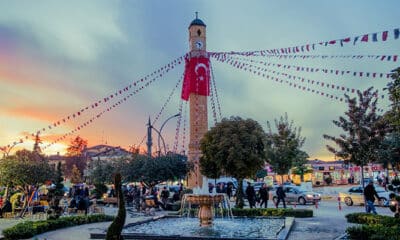 صاحب منزل في تشوروم يلفت الأنظار بسبب لافتة علقها على باب منزله! (صور)