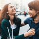 لماذا يحب الرجل شم رائحة المرأة؟ الأسباب وراء ذلك