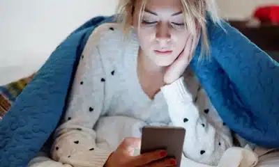 هذا ما يحدث لجسمك عند استخدام الهاتف في الصباح