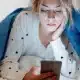 هذا ما يحدث لجسمك عند استخدام الهاتف في الصباح