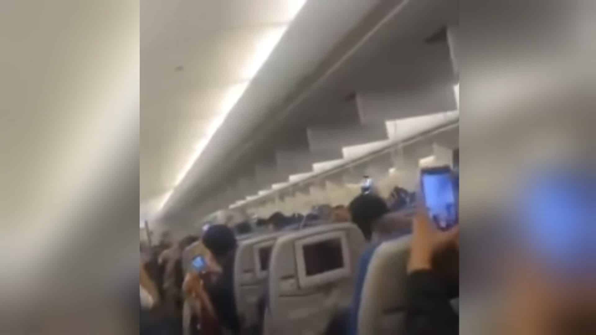 شاهد.. حالة من الذعر تعم ركاب طائرة جزائرية تعرضت لعطل فني في الجو
