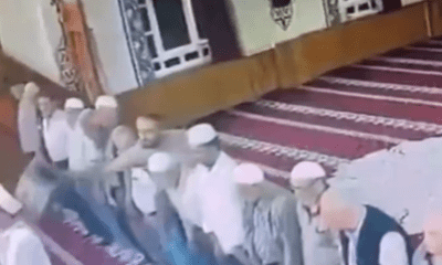 تركيا.. رجل يضرب إمام مسجد بكرسي على رأسه أثناء الصلاة (فيديو)