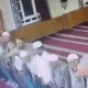 تركيا.. رجل يضرب إمام مسجد بكرسي على رأسه أثناء الصلاة (فيديو)