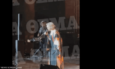 على المسرح.. مغنية شهيرة تتعرض لجلطة دماغية
