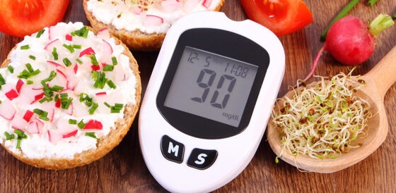 لماذا ترتفع نسبة السكر في الدم رغم تجنب السكريات؟.. احذر 4 أسباب