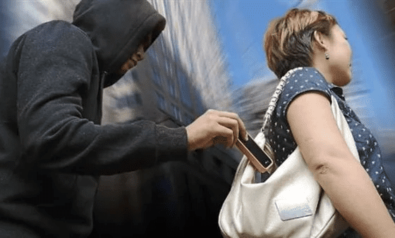 سرقة غير متوقعة.. كشف حيلة عامل توصيل للاحتفاظ بآيفون