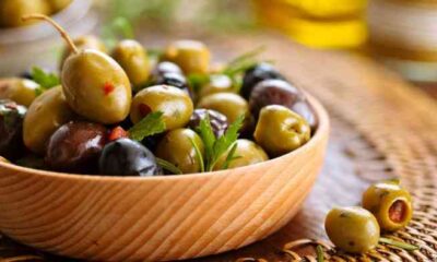 خبير تغذية يحذر هؤلاء من تناول الزيتون المخلل