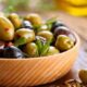 خبير تغذية يحذر هؤلاء من تناول الزيتون المخلل