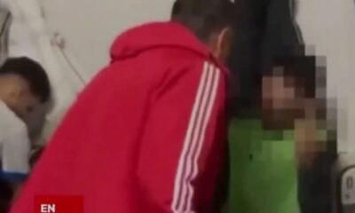 حادثة صادمة في تركيا.. مدرب يعتدي على لاعبه في غرفة الملابس